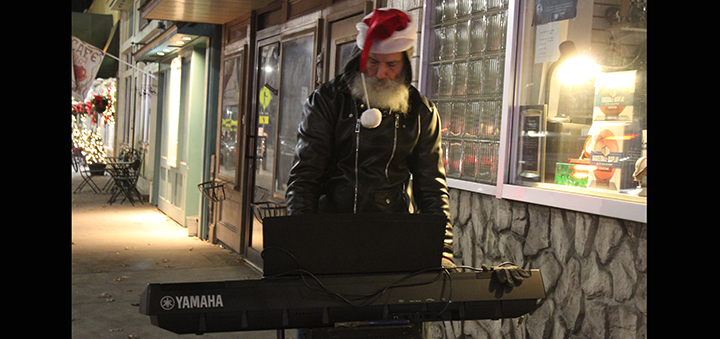 Street Performer Brings Christmas Cheer To Downtown Norwich